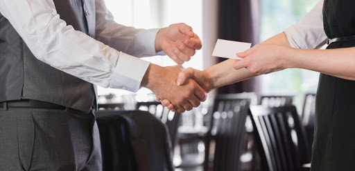 Cách đưa danh thiếp đúng cách cho đối tác